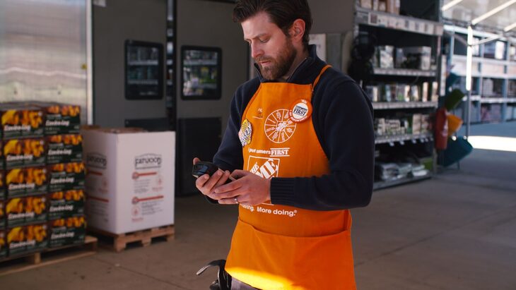 Employee using Vezu on the floor of a retail store